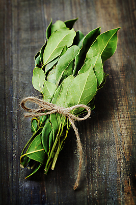 포토 JPG 해외이미지 채소 실내 사람없음 다발 채식 나무바닥 월계수 해외202004 해외포토 바닥 내부 파일형식