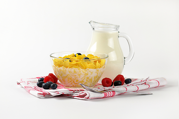 포토 JPG 해외이미지 스튜디오촬영 음식 부분 사람없음 숟가락 우유 조끼 사발 아침식사 시리얼 흰배경 체크무늬 블루베리 산딸기 베리 건강식 유리주전자 접기 해외202004 해외202105 해외포토 백그라운드 무늬 과일 모션 유리 주전자 유제품 수저 실내 식사 외투 흰색 사기그릇 파일형식