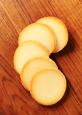 포토 JPG 해외이미지 조각 치즈 유제품 도마 사람없음 목재 애피타이저 머리위 훈제 편육 해외202004 해외202105 해외포토 나무 음식 재료 주방용품 육류 파일형식