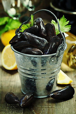 포토 JPG 해외이미지 사람없음 아웃포커스 화이트와인 레몬 양동이 담기 나무바닥 홍합 해외202004 해외포토 과일 모션 어패류 바닥 촬영기법 와인 파일형식