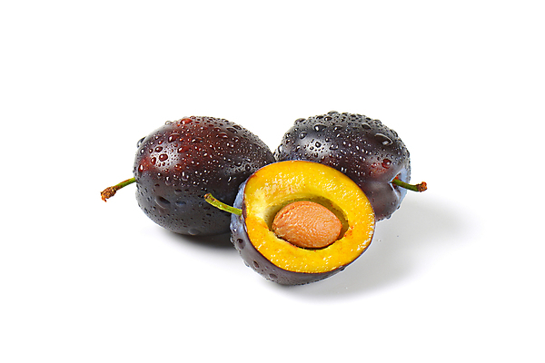 포토 JPG 해외이미지 스튜디오촬영 음식 과일 건강 사람없음 파란색 젖음 바위 신선 횡단보도 흰배경 유기농 반쪽 날것 자두 숙성 해외202004 해외202105 해외포토 웰빙 컬러 백그라운드 실내 돌_바위 흰색 보행로 파일형식