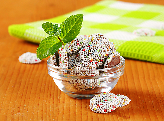 포토 JPG 해외이미지 스튜디오촬영 사람없음 초콜릿 식탁보 달콤 담기 토핑 유리그릇 스프링클 해외202004 해외202105 해외포토 그릇 모션 유리 디저트 실내 장식 맛 파일형식