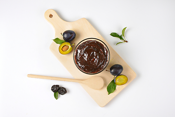 포토 JPG 해외이미지 스튜디오촬영 단면 실내 사람없음 하이앵글 흰배경 유리그릇 나무숟가락 과일잼 나무도마 서양자두 해외202004 해외202105 해외포토 그릇 뷰포인트 백그라운드 유리 도마 내부 목재 숟가락 흰색 잼 파일형식