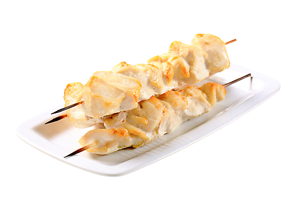포토 JPG 해외이미지 접시 실내 사람없음 닭고기 흰배경 꼬치요리 닭꼬치 해외202004 해외202105 해외포토 식기 백그라운드 육류 요리 내부 흰색 꼬치 파일형식
