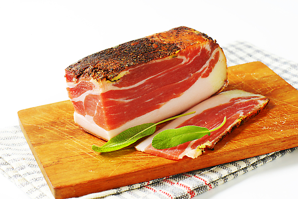 포토 JPG 해외이미지 스튜디오촬영 음식 육류 돼지고기 사람없음 블록 횡단보도 자르기 향신료 흰배경 햄 베이컨 훈제 치유 프로슈토 해외202004 해외202105 해외포토 백그라운드 식재료 모션 실내 흰색 보행로 향미료 파일형식