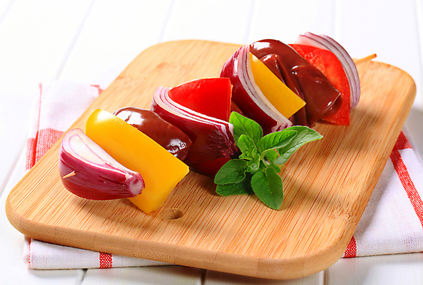 포토 JPG 해외이미지 파프리카 실내 사람없음 꼬치 흰배경 바질 나무도마 적양파 해외202004 해외202105 해외포토 백그라운드 채소 양파 도마 내부 목재 흰색 파일형식