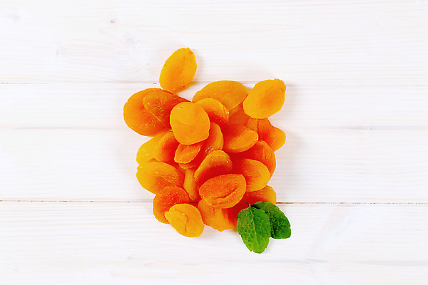 포토 JPG 해외이미지 실내 사람없음 하이앵글 민트 흰배경 건과일 살구 해외202004 해외202105 해외포토 뷰포인트 백그라운드 과일 건조 내부 흰색 허브 파일형식