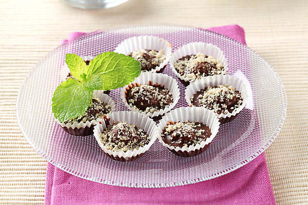 포토 JPG 해외이미지 접시 사람없음 초콜릿 식탁보 직물 달콤 해외202004 해외202105 해외포토 식기 디저트 맛 파일형식