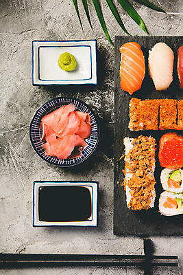 포토 JPG 해외이미지 스튜디오촬영 접시 젓가락 실내 사람없음 하이앵글 초밥 고추냉이 간장 모듬초밥 생강초절임 석판 일본음식 플랫레이 해외202004 해외포토 식기 음식 뷰포인트 수저 내부 양념 플랫 모듬 절임 파일형식