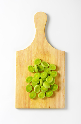 포토 JPG 해외이미지 스튜디오촬영 음식 줄기 채소 도마 건강 사람없음 초록색 신선 횡단보도 자르기 흰배경 유기농 날것 슬라이스 머리위 부추 생식 개조 해외202004 해외202105 해외포토 식물 웰빙 컬러 백그라운드 모션 주방용품 실내 흰색 보행로 파일형식