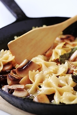 포토 JPG 해외이미지 음식 조각 파스타 요리 사람없음 버섯 프라이팬 묘사 세이지 음식준비 파르팔레 해외202004 해외202105 해외포토 주방용품 서양음식 준비 파스타면 파일형식