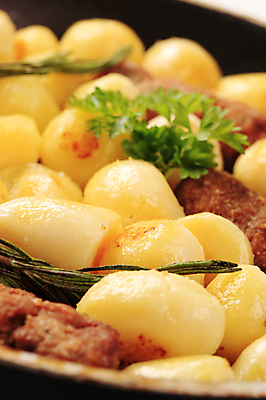 포토 JPG 해외이미지 접시 감자 육류 돼지고기 사람없음 식사 저녁식사 소고기 프라이팬 그릴 인스턴트 굽기 묘사 로즈메리 점심식사 케밥 다진 땅바닥 앙트레 해외202004 해외202105 해외포토 식기 음식 채소 식재료 주방용품 바닥 구이 허브 파일형식