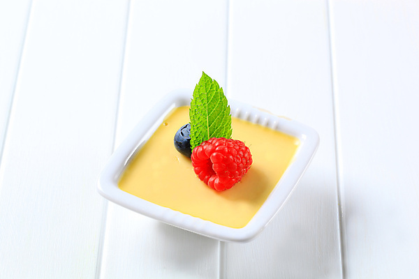 포토 JPG 해외이미지 접시 음식 과일 디저트 사람없음 대접 신선 달콤 매끈함 작음 민트 크림 블루베리 정사각형 산딸기 푸딩 충동구매 백자 커스터드 맛있는 해외202004 해외202105 해외포토 도형 식기 쇼핑 도자기 감각 맛 크기 허브 과소비 파일형식