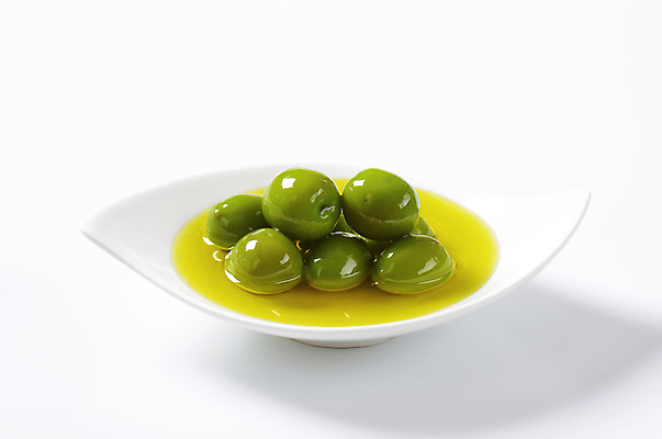 포토 JPG 해외이미지 스튜디오촬영 접시 실내 사람없음 올리브오일 흰배경 올리브 담기 올리브절임 해외202004 해외202105 해외포토 식기 열매 백그라운드 모션 내부 흰색 기름_음식 절임 파일형식