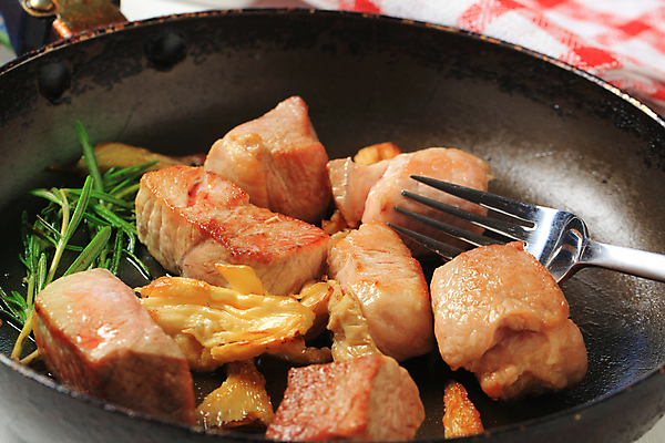 포토 JPG 해외이미지 음식 조각 육류 돼지고기 요리 사람없음 검은색 버섯 튀김 프라이팬 허리 묘사 주사위 로즈메리 송아지고기 음식준비 해외202004 해외202105 해외포토 컬러 식재료 주방용품 신체부위 허브 준비 파일형식