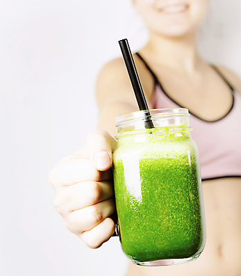 포토 JPG 해외이미지 여자 음료 청소년 잔 실내 빨대 한명 들기 상반신 10대 야채주스 흰배경 다이어트음식 스무디 야채음료 십대여자한명만 디톡스 해외202004 해외포토 1 식기 백그라운드 다이어트 모션 건강 사람 내부 주스 흰색 여자한명만 십대여자만 파일형식