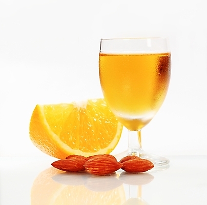 포토 JPG 해외이미지 오렌지 잔 한잔 실내 사람없음 흰배경 아몬드 사과주스 오렌지조각 해외202004 해외202105 해외포토 1 식기 백그라운드 과일 내부 견과류 흰색 과일주스 파일형식