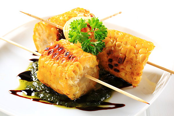 포토 JPG 해외이미지 접시 실내 파슬리 사람없음 흰배경 구운옥수수 꼬치요리 옥수수구이 페스토 해외202004 해외202105 해외포토 식기 백그라운드 채소 옥수수 요리 내부 흰색 소스_음식 꼬치 구이 파일형식