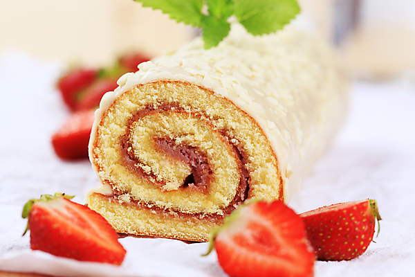 포토 JPG 해외이미지 음식 과일 딸기 디저트 사람없음 과자 케이크 얼음 흰색 대접 신선 횡단보도 달콤 잼 굽기 크림 롤 젤리 프로스팅 해외202004 해외202105 스펀지케이크 해외포토 자연요소 컬러 소스_음식 보행로 맛 구이 제빵 파일형식