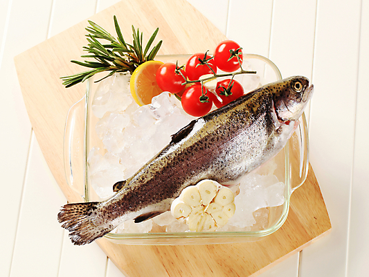 포토 JPG 해외이미지 접시 음식 토마토 채소 유리 도마 건강 마늘 어류 사람없음 냉동 얼음 신선 레몬 날것 정사각형 머리위 성분 로즈메리 송어 해외202004 해외202105 해외포토 자연요소 도형 식기 과일 재질 주방용품 수중동물 허브 파일형식