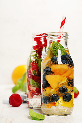 포토 JPG 해외이미지 음료 딸기 유리병 빨대 사람없음 물 파인애플 흰배경 블루베리 산딸기 디톡스 해외202004 해외포토 자연요소 백그라운드 과일 병_용기 건강 흰색 열대과일 파일형식