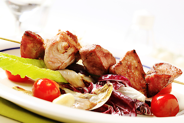 포토 JPG 해외이미지 채소 방울토마토 실내 돼지고기 사람없음 흰배경 꼬치요리 해외202004 해외202105 해외포토 백그라운드 토마토 육류 요리 내부 흰색 꼬치 파일형식