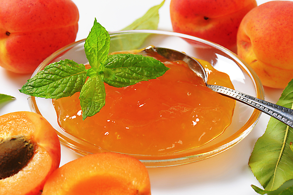 포토 JPG 해외이미지 스튜디오촬영 실내 근접촬영 사람없음 숟가락 흰배경 과일잼 살구 살구잼 유리접시 해외202004 해외202105 해외포토 접시 뷰포인트 백그라운드 과일 수저 내부 흰색 잼 파일형식