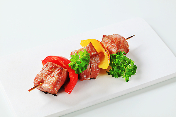 포토 JPG 해외이미지 접시 파프리카 실내 파슬리 돼지고기 사람없음 흰배경 꼬치요리 해외202004 해외202105 해외포토 식기 백그라운드 채소 육류 요리 내부 흰색 꼬치 파일형식