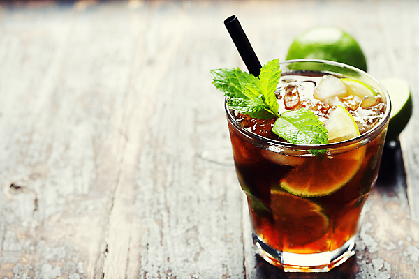 포토 JPG 해외이미지 빨대 근접촬영 사람없음 얼음 민트 칵테일잔 라임 나무탁자 모히토 카피스페이스 해외202004 해외포토 자연요소 뷰포인트 술잔 과일 탁자 공백 칵테일 허브 파일형식