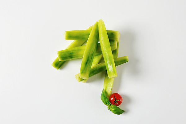 포토 JPG 해외이미지 스튜디오촬영 음식 채소 반찬 오이 건강 사람없음 신선 날것 슬라이스 머리위 반주 해외202004 해외202105 해외포토 실내 파일형식