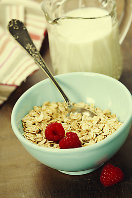 포토 JPG 해외이미지 그릇 실내 사람없음 숟가락 우유 우유병 산딸기 건강식 오트밀 슈퍼푸드 귀리 해외202004 해외포토 식기 음식 과일 병_용기 유제품 곡류 수저 내부 건강식품 파일형식