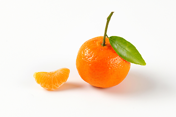 포토 JPG 해외이미지 조각 잎 귤 사람없음 신선 흰배경 해외202004 해외202105 해외포토 식물 백그라운드 과일 흰색 파일형식