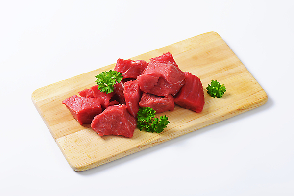 포토 JPG 해외이미지 실내 파슬리 생고기 사람없음 소고기 흰배경 나무도마 해외202004 해외202105 해외포토 백그라운드 채소 도마 육류 내부 목재 흰색 파일형식