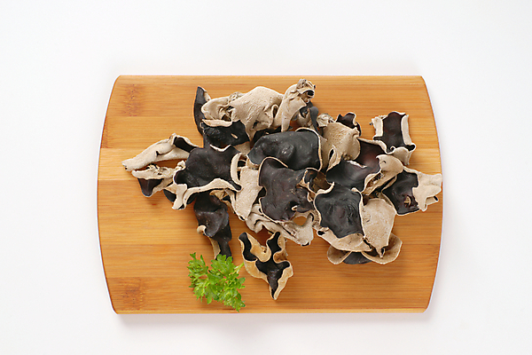 포토 JPG 해외이미지 스튜디오촬영 식재료 건조 실내 파슬리 사람없음 하이앵글 나무도마 목이버섯 해외202004 해외202105 해외포토 뷰포인트 채소 도마 내부 목재 버섯 파일형식