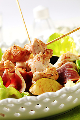 포토 JPG 해외이미지 그릇 채소 실내 사람없음 아웃포커스 닭고기 흰배경 담기 꼬치요리 닭꼬치 해외202004 해외202105 해외포토 식기 백그라운드 모션 촬영기법 육류 요리 내부 흰색 꼬치 파일형식