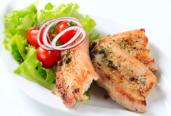 포토 JPG 해외이미지 스튜디오촬영 접시 음식 조각 토마토 채소 양파 육류 돼지고기 요리 사람없음 흰색 신선 양념 상추 굽기 허브 매움 후추 점심식사 절임 페스토 해외202004 해외202105 해외포토 식물 식기 컬러 식재료 실내 식사 소스_음식 맛 구이 향신료 파일형식