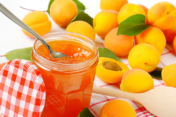 포토 JPG 해외이미지 스튜디오촬영 실내 사람없음 숟가락 병 흰배경 나무숟가락 과일잼 살구 살구잼 해외202004 해외202105 해외포토 식기 백그라운드 과일 수저 내부 흰색 잼 파일형식