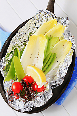 포토 JPG 해외이미지 음식 잎 토마토 채소 주방용품 도마 건강 사람없음 파란색 샐러드 신선 프라이팬 레몬 유기농 완두콩 날것 머리위 성분 꼬투리 채식주의자 해외202004 해외202105 해외포토 식물 웰빙 컬러 생활용품 과일 콩 채식 파일형식