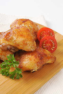 포토 JPG 해외이미지 스튜디오촬영 음식 조각 도마 육류 요리 사람없음 치킨 그릴 굽기 준비 해외202004 해외202105 해외포토 식재료 주방용품 실내 구이 닭고기요리 파일형식