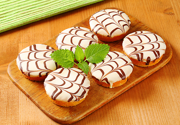 포토 JPG 해외이미지 스튜디오촬영 음식 디저트 도마 사람없음 목재 쿠키 케이크 초콜릿 얼음 흰색 대접 달콤 잼 컵케이크 굽기 가득함 네덜란드 미니 살구 프로스팅 해외202004 해외202105 스펀지케이크 해외포토 자연요소 나무 유럽 컬러 과일 재료 주방용품 실내 소스_음식 맛 구이 제빵 파일형식