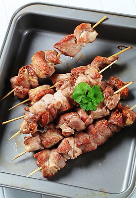 포토 JPG 해외이미지 접시 실내 파슬리 돼지고기 사람없음 여러개 꼬치요리 해외202004 해외202105 해외포토 식기 다수 채소 육류 요리 내부 꼬치 파일형식