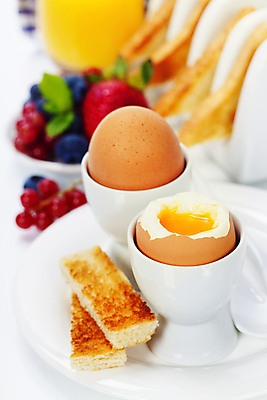 포토 JPG 해외이미지 딸기 실내 사람없음 계란 아침식사 흰배경 블루베리 베리 해외202004 해외포토 백그라운드 과일 내부 알 식사 흰색 파일형식