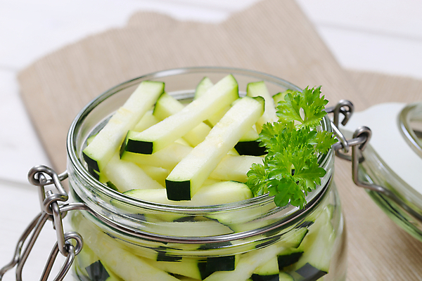 포토 JPG 해외이미지 스튜디오촬영 음식 채소 재료 유리 호박 건강 사람없음 초록색 쌓기 튀김 신선 오픈 항아리 닫기 자르기 가득함 받침대 유기농 날것 국산 스쿼시 흙더미 내추럴 숙성 얇은 접기 주키니 주키니호박 개조 해외202004 해외202105 해외포토 웰빙 스포츠 컬러 모션 재질 실내 구기 흙 도자기 파일형식 더미