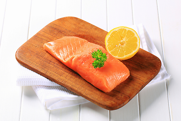 포토 JPG 해외이미지 음식 도마 어류 사람없음 흰색 신선 레몬 냅킨 날것 연어 생식 송어 해외202004 해외202105 송어회 해외포토 컬러 과일 주방용품 수중동물 생선회 파일형식