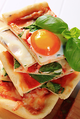 포토 JPG 해외이미지 음식 조각 잎 토마토 도마 피자 사람없음 쌓기 계란 식사 굽기 묘사 브런치 베이컨 시금치 직사각형 점심식사 핸드메이드 프로슈토 해외202004 해외202105 해외포토 도형 식물 채소 모션 주방용품 패스트푸드 서양음식 돼지고기 알 구이 햄 파일형식