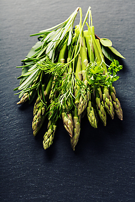 포토 JPG 해외이미지 검은배경 실내 사람없음 하이앵글 아스파라거스 로즈메리 해외202004 해외포토 뷰포인트 백그라운드 채소 내부 검은색 허브 파일형식