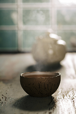 포토 JPG 해외이미지 실내 사람없음 아웃포커스 연기 찻잔 생강차 해외202004 해외포토 잔 촬영기법 내부 차_음료 파일형식