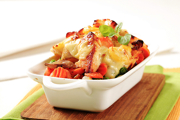 포토 JPG 해외이미지 음식 치즈 감자 도마 건강 어류 사람없음 식사 저녁식사 당근 흰색 도자기 준비 완두콩 직사각형 점심식사 캐서롤 해외202004 해외202105 해외포토 도형 컬러 채소 주방용품 유제품 콩 뿌리채소 수중동물 용기_그릇 파일형식