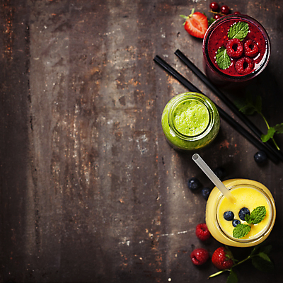 포토 JPG 해외이미지 음료 잔 실내 사람없음 야채주스 산딸기스무디 스무디 야채음료 바나나스무디 갈색배경 해외202004 해외포토 식기 백그라운드 내부 갈색 주스 파일형식