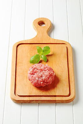 포토 JPG 해외이미지 음식 도마 육류 돼지고기 사람없음 소고기 햄버거 신선 날것 바질 패티 칠면조 송아지고기 음식준비 해외202004 해외202105 해외포토 식재료 조류 주방용품 패스트푸드 준비 파일형식